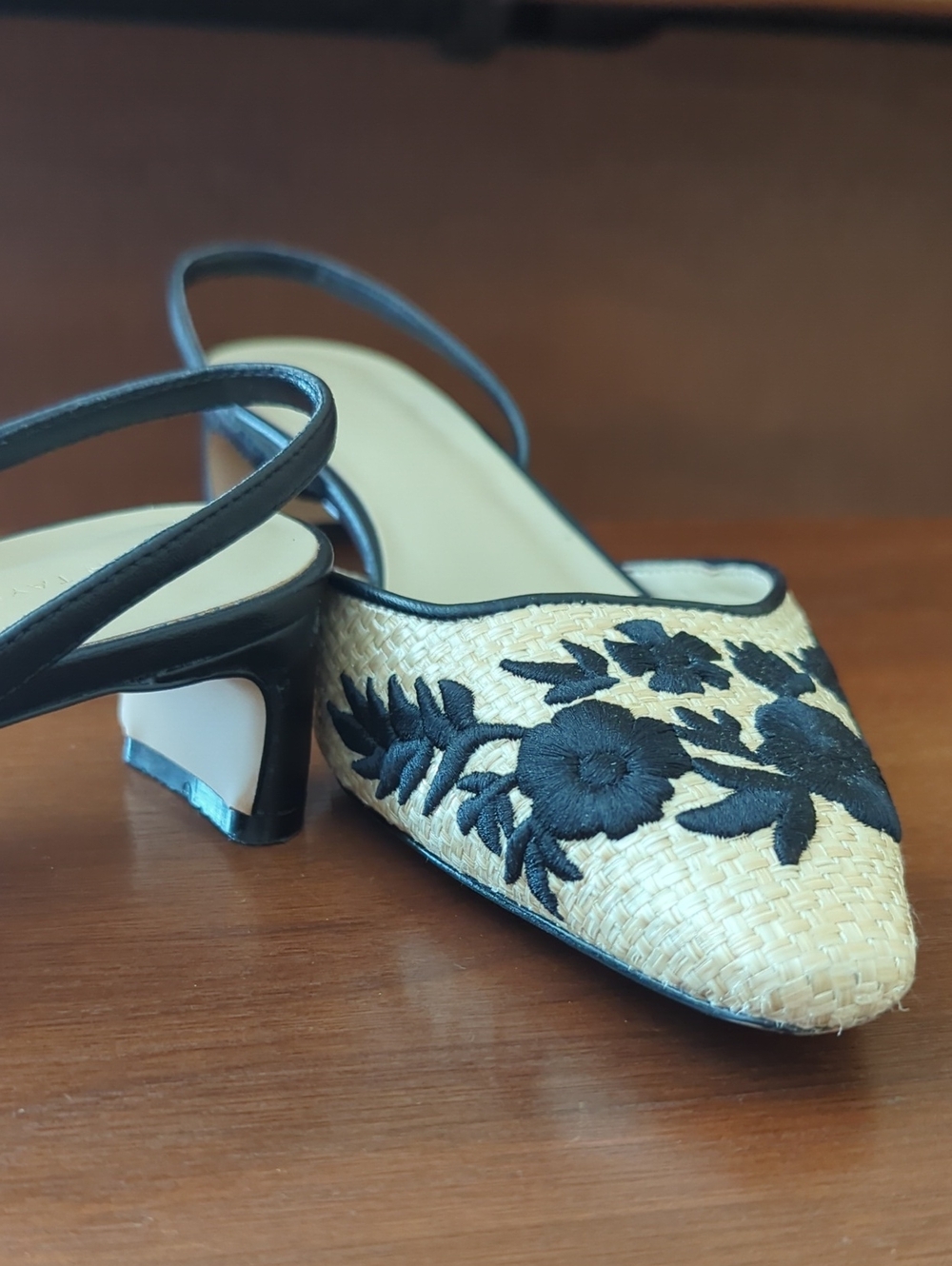 Ann Taylor Women's Sling Back Kitten Heels Embroidered Size 9 - Picture 2 of 4
